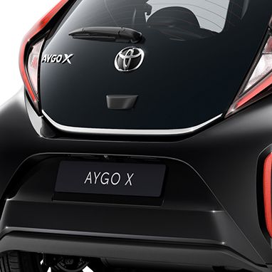 A guarnição cromada traseira traz mais personalidade ao seu Toyota AYGO X