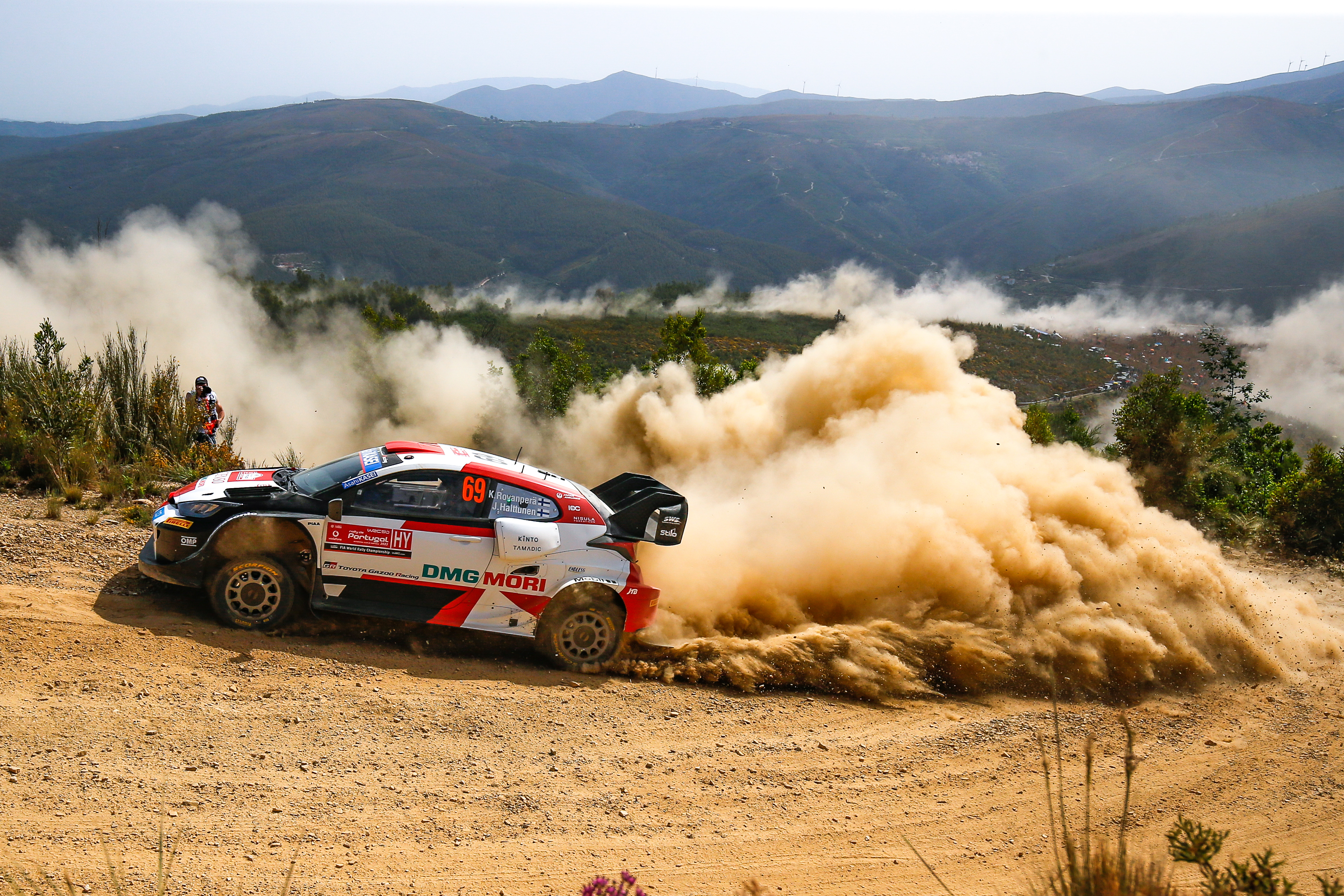 Kalle Rovanperä e Elfyn Evans conduziram um GR Yaris Rally1 no Vodafone Rally de Portugal. Fonte: Toyota Gazoo Racing WRC