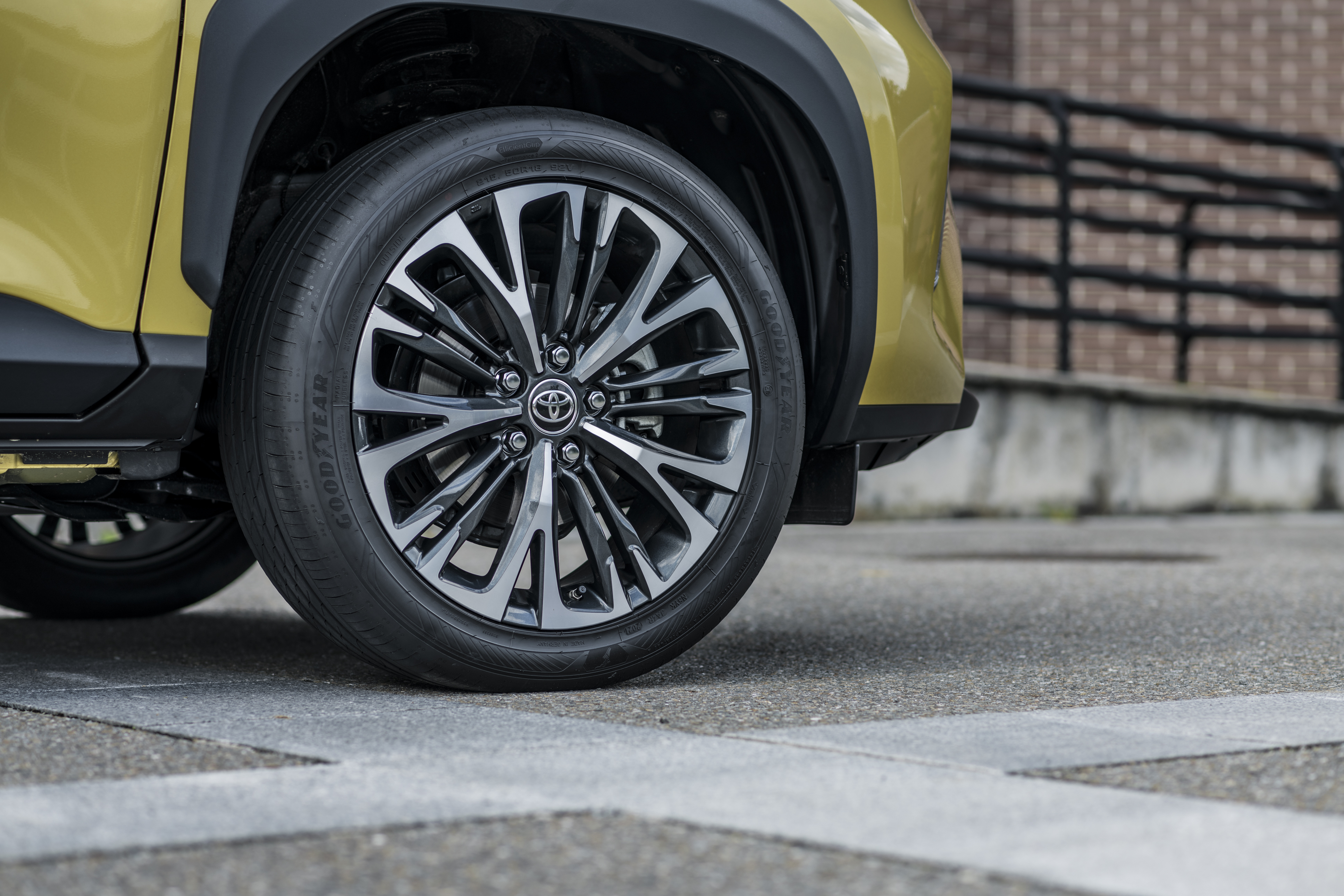 Verificar a pressão dos pneus para evitar perda de aderência ao piso é uma forma de ajudar a poupar combustível.